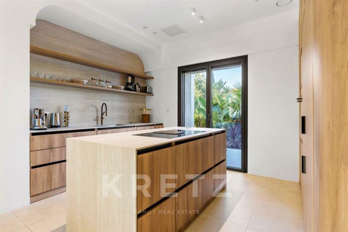 Image No.10-5 Bed Property for sale