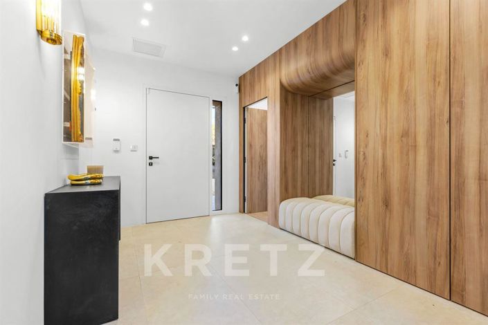 Image No.8-5 Bed Property for sale