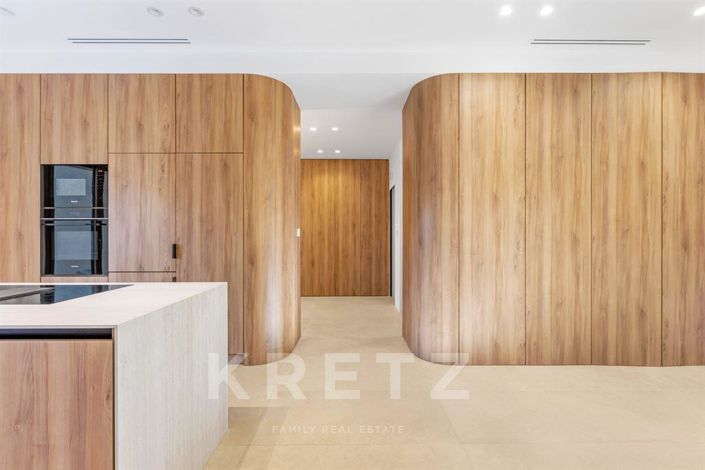 Image No.9-5 Bed Property for sale