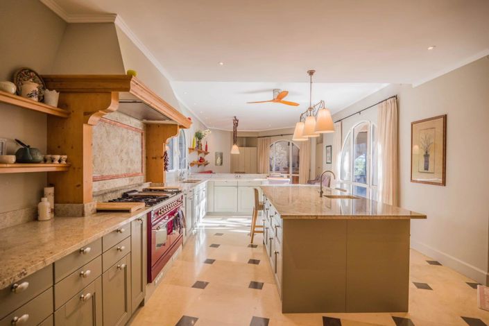 Image No.8-8 Bed House for sale