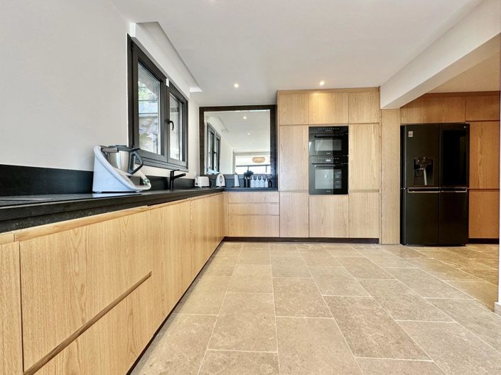 Image No.8-5 Bed House for sale