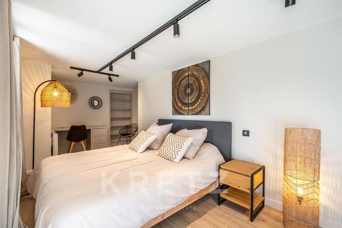 Image No.9-6 Bed House for sale