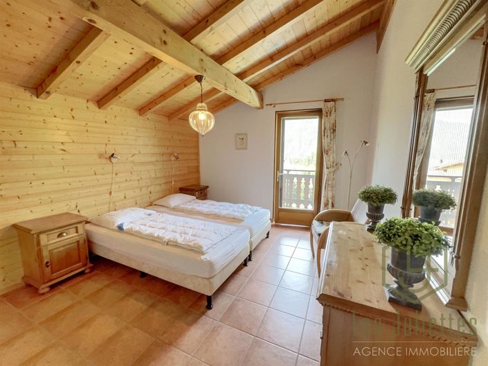 Image No.8-5 Bed House for sale