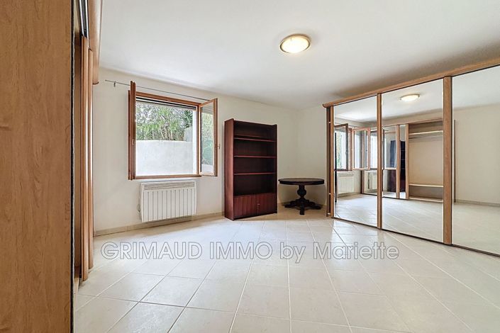 Image No.18-5 Bed House for sale