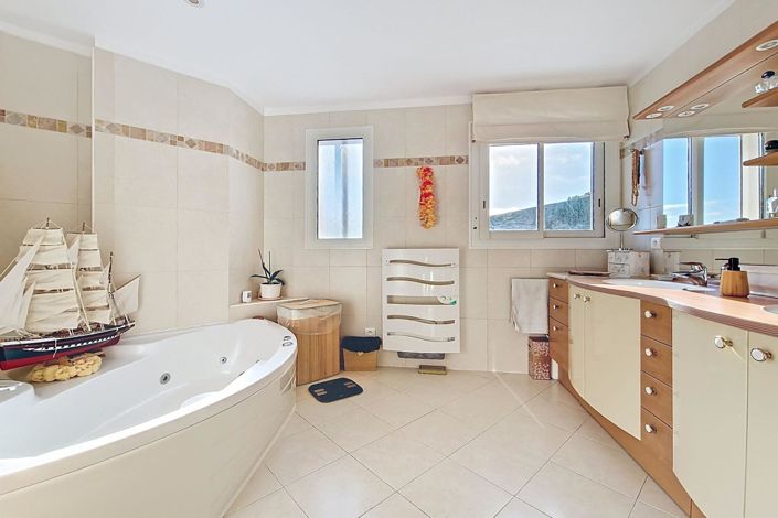 Image No.18-3 Bed House for sale