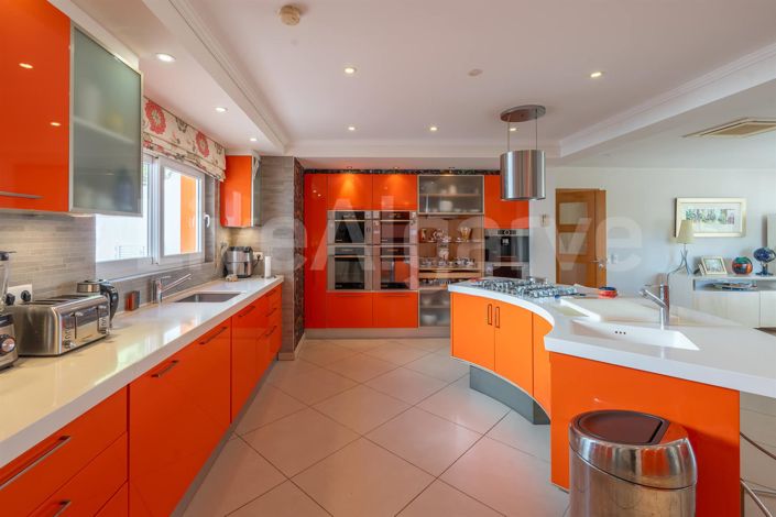 Image No.10-6 Bed House for sale