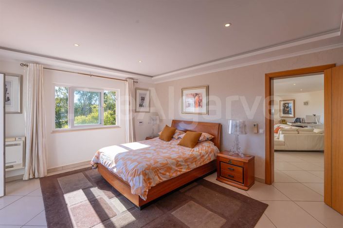 Image No.16-6 Bed House for sale