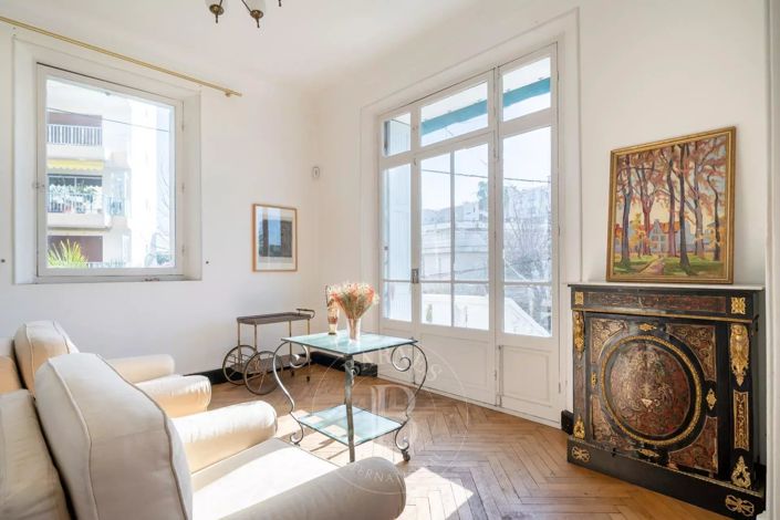 Image No.6-10 Bed House for sale