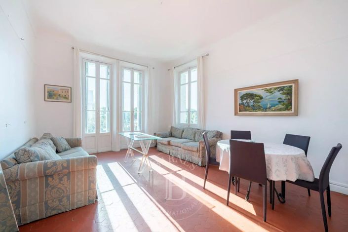 Image No.8-10 Bed House for sale