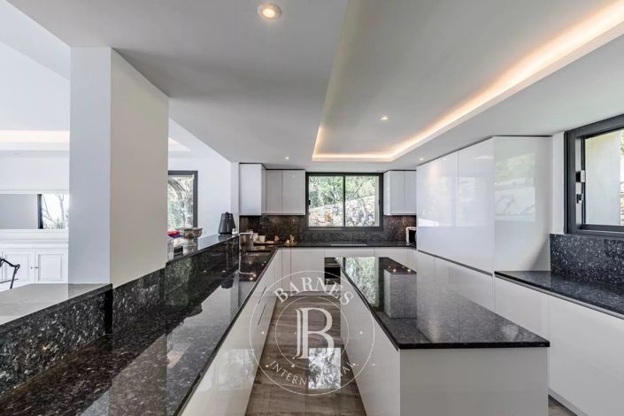 Image No.6-6 Bed House for sale