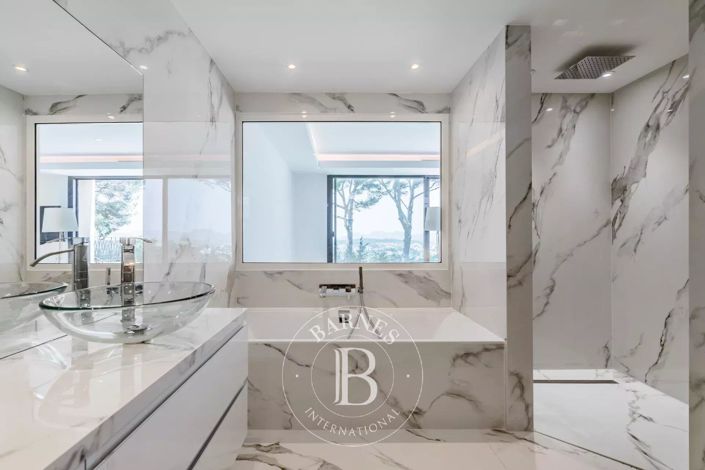 Image No.8-6 Bed House for sale