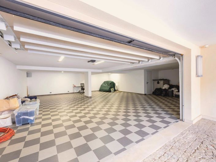 Image No.5-8 Bed House for sale