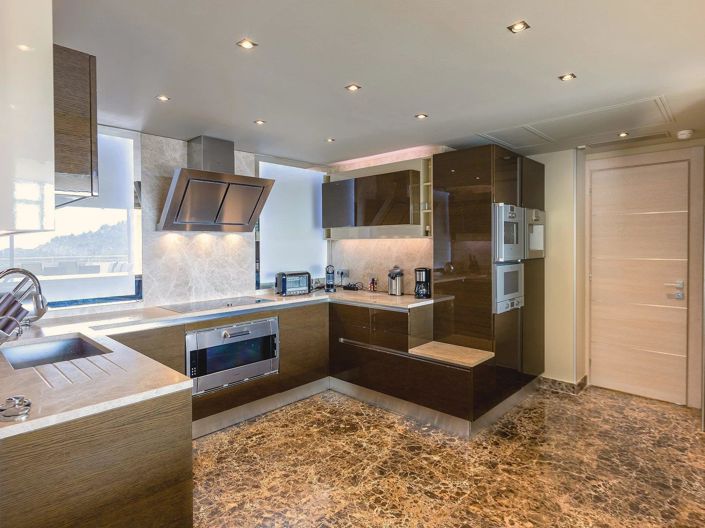 Image No.9-8 Bed House for sale