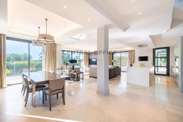 Image No.6-5 Bed House for sale