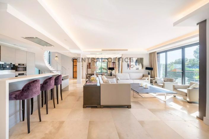 Image No.8-5 Bed House for sale