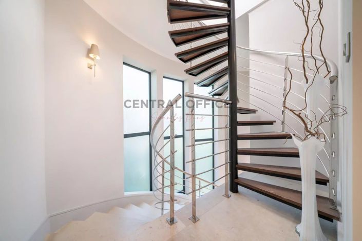 Image No.9-5 Bed House for sale