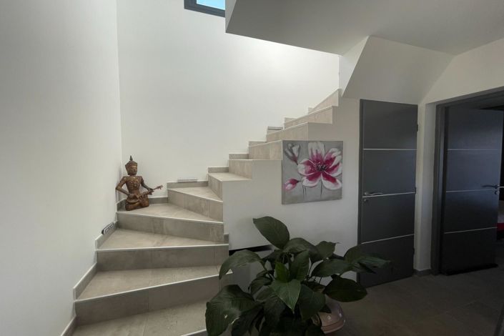 Image No.8-3 Bed House for sale