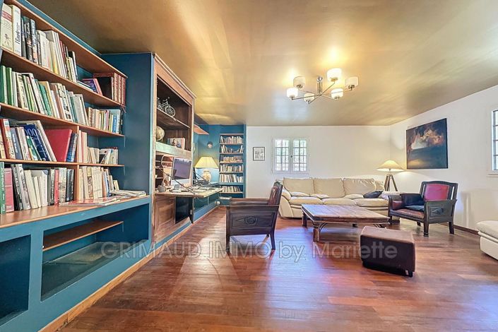 Image No.7-5 Bed House for sale