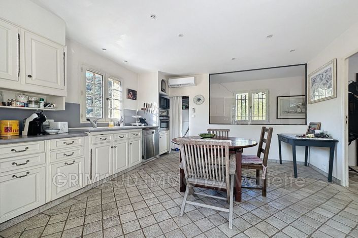 Image No.9-6 Bed House for sale