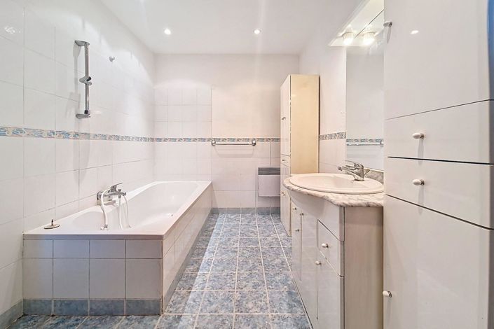 Image No.8-2 Bed House for sale