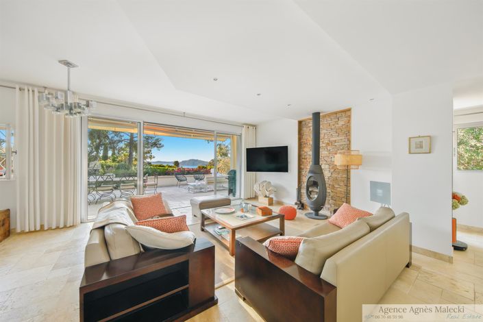 Image No.8-5 Bed House for sale