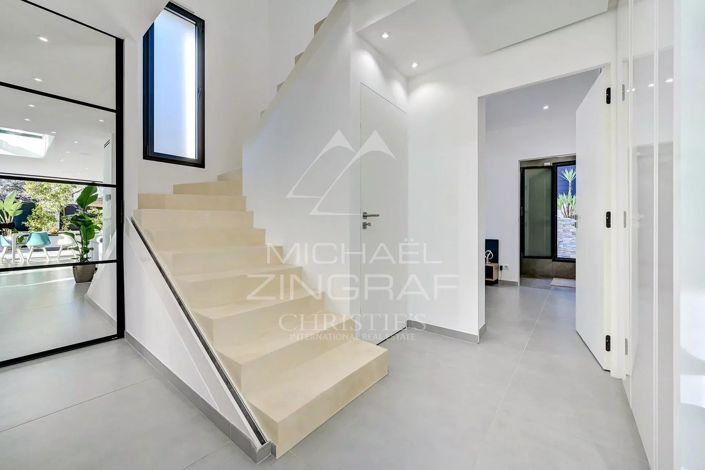 Image No.8-4 Bed House for sale