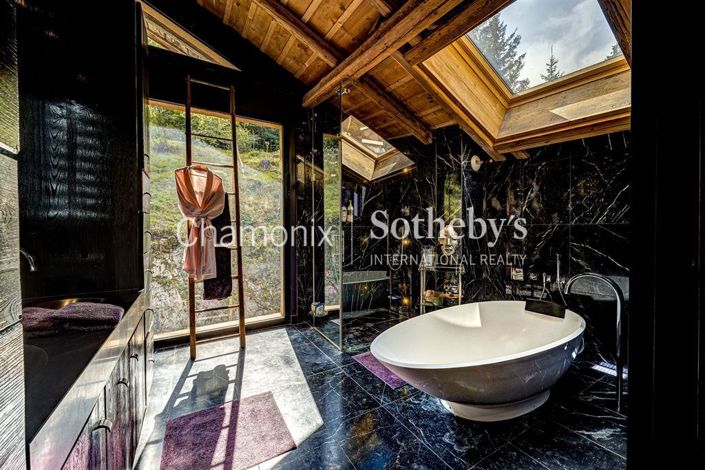 Image No.9-5 Bed Property for sale