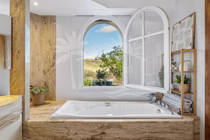 Image No.18-5 Bed House for sale