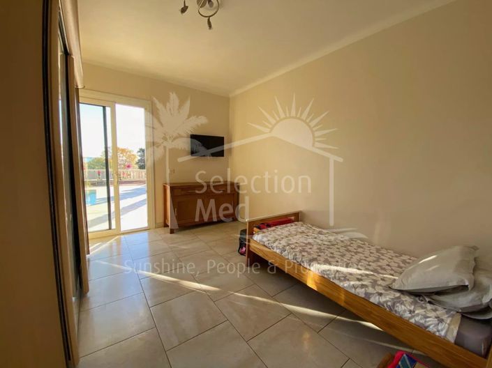 Image No.17-5 Bed House for sale