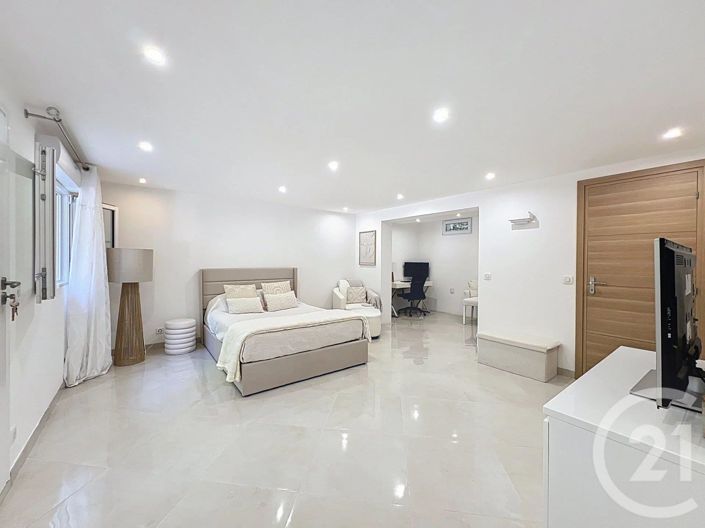 Image No.9-3 Bed Apartment for sale