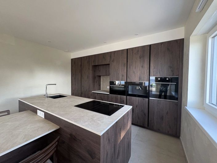 Image No.8-5 Bed House for sale