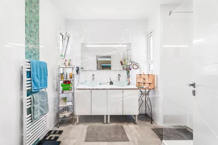 Image No.14-5 Bed House for sale