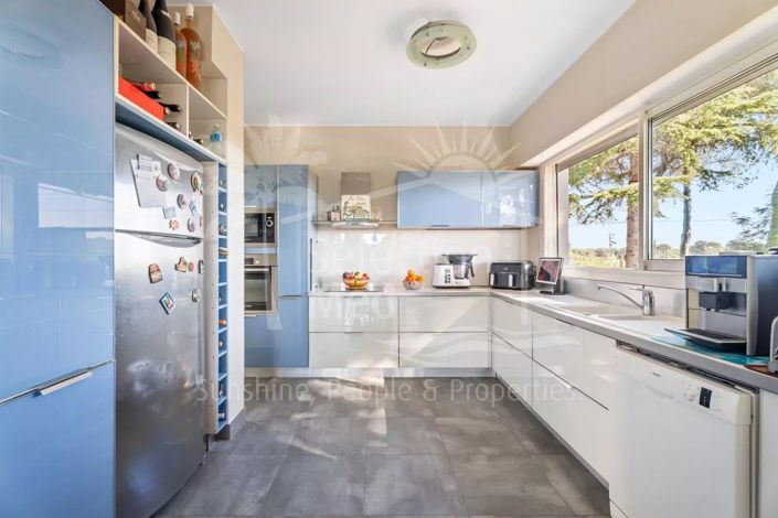 Image No.8-5 Bed House for sale