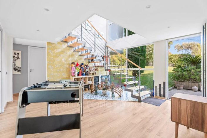 Image No.9-5 Bed House for sale