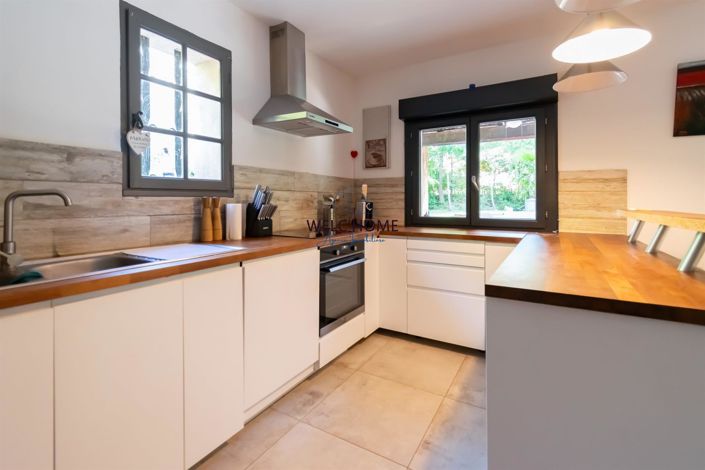 Image No.8-5 Bed House for sale