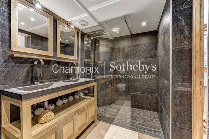 Image No.12-8 Bed Property for sale