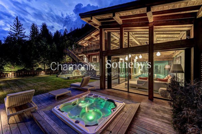 Image No.2-8 Bed Property for sale