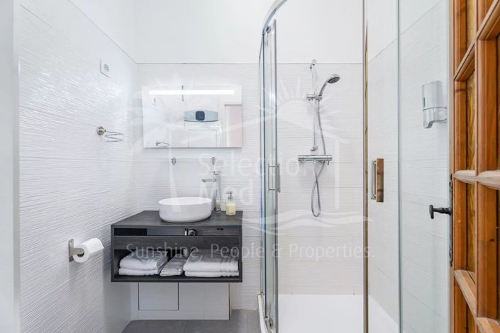 Image No.22-7 Bed House for sale