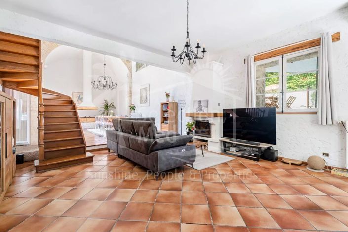 Image No.24-7 Bed House for sale