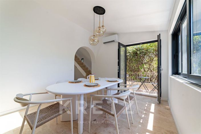 Image No.6-5 Bed House for sale