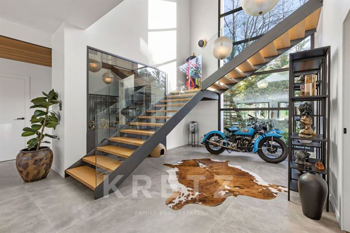 Image No.8-5 Bed House for sale