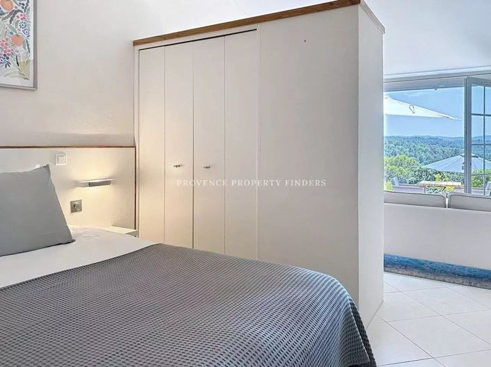 Image No.18-6 Bed House for sale