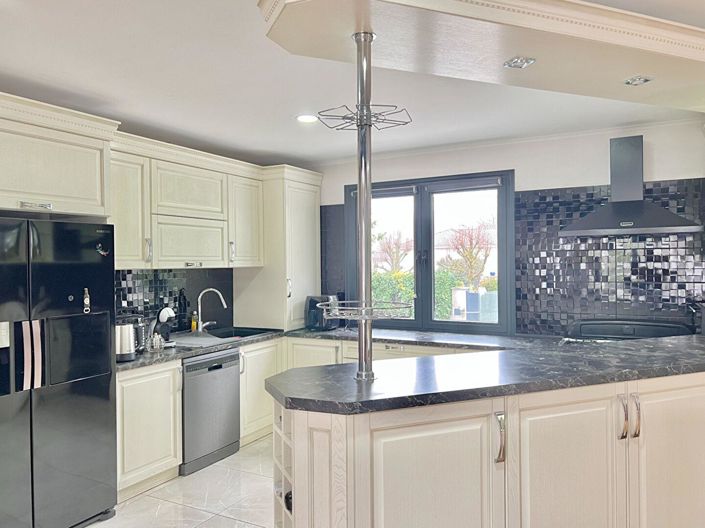 Image No.6-5 Bed House for sale