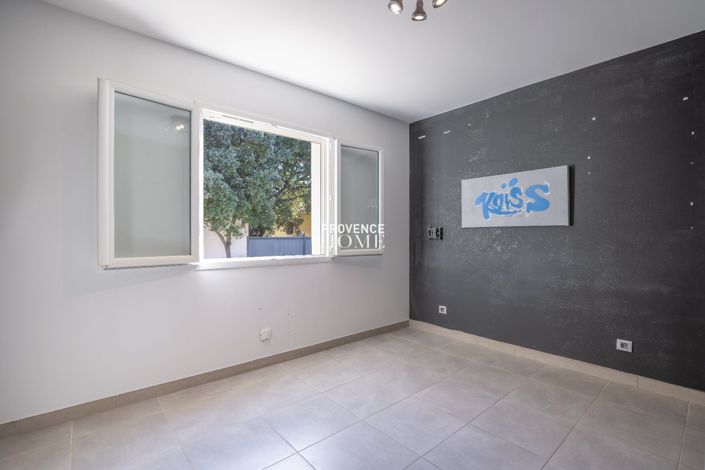 Image No.11-3 Bed House for sale