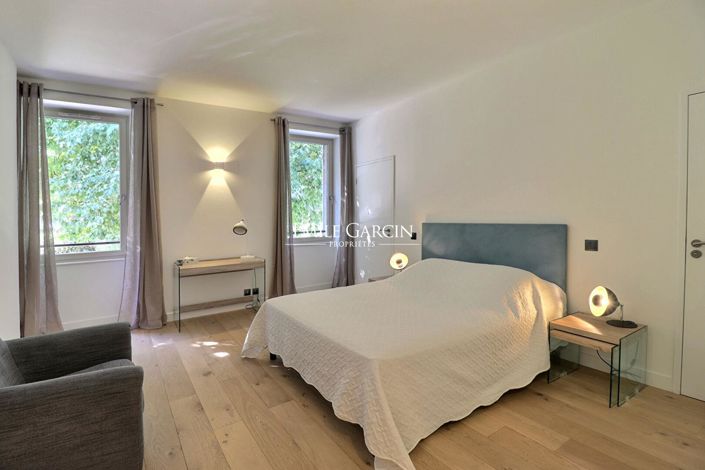 Image No.8-5 Bed House for sale