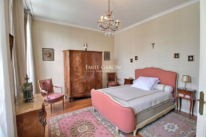 Image No.5-8 Bed House for sale