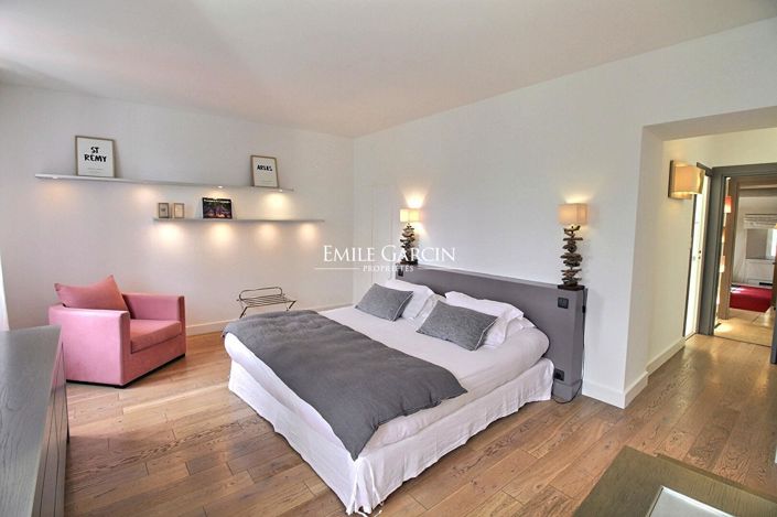 Image No.10-8 Bed Property for sale