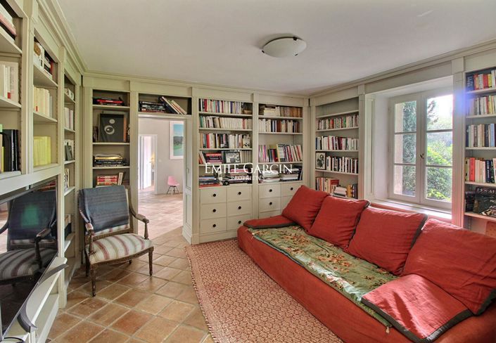 Image No.6-8 Bed House for sale