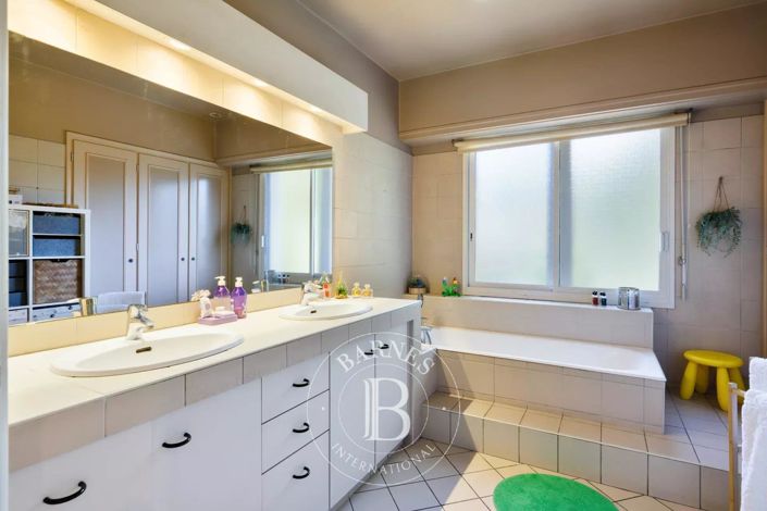 Image No.10-6 Bed House for sale