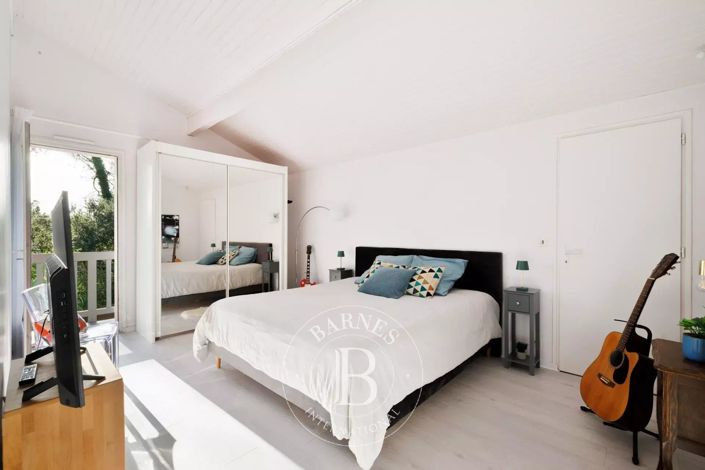 Image No.11-6 Bed House for sale